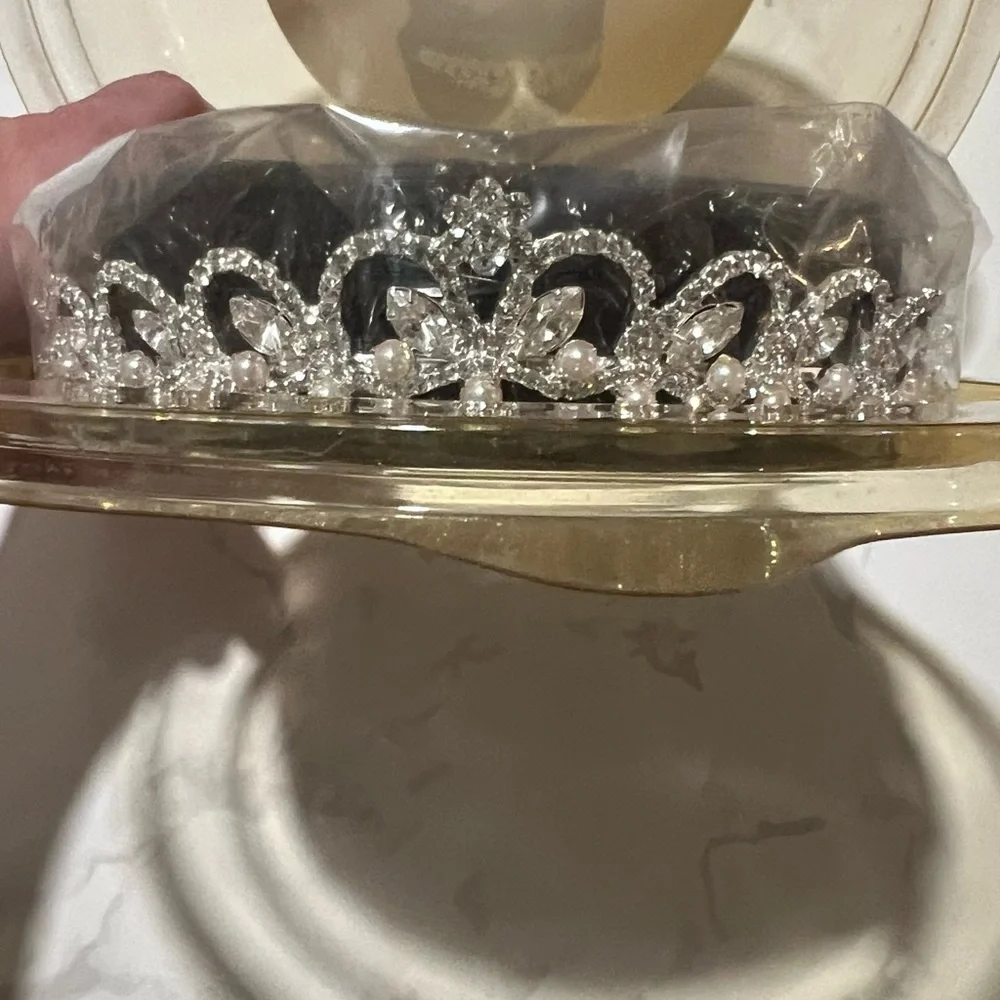 David’s Bridal Pearl & Rhinestone Tiara New in Box $125 Retail.